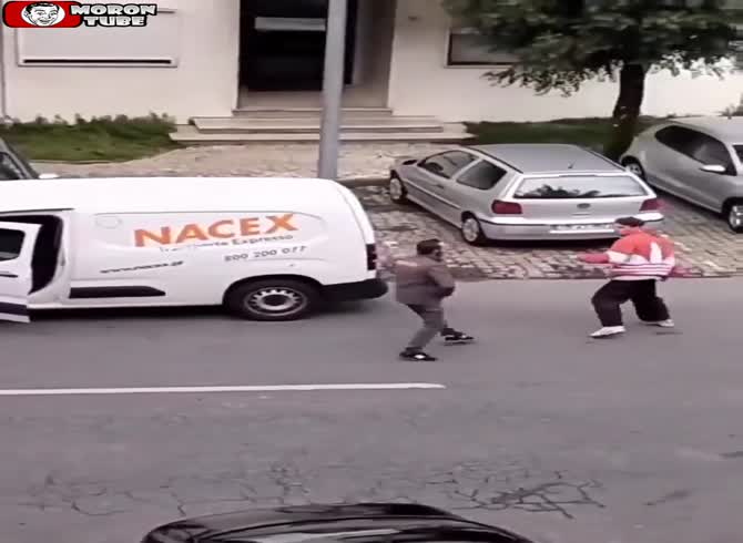 Video :A delivery van thief is apprehended by the driver after attempting to steal it